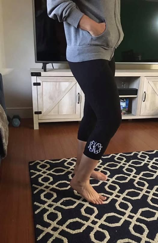 #00913 Monogrammed capri leggings