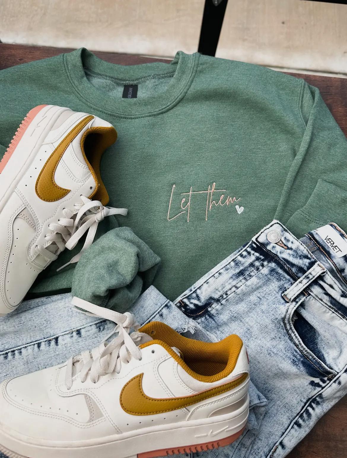 #00618 Let them Sweatshirt