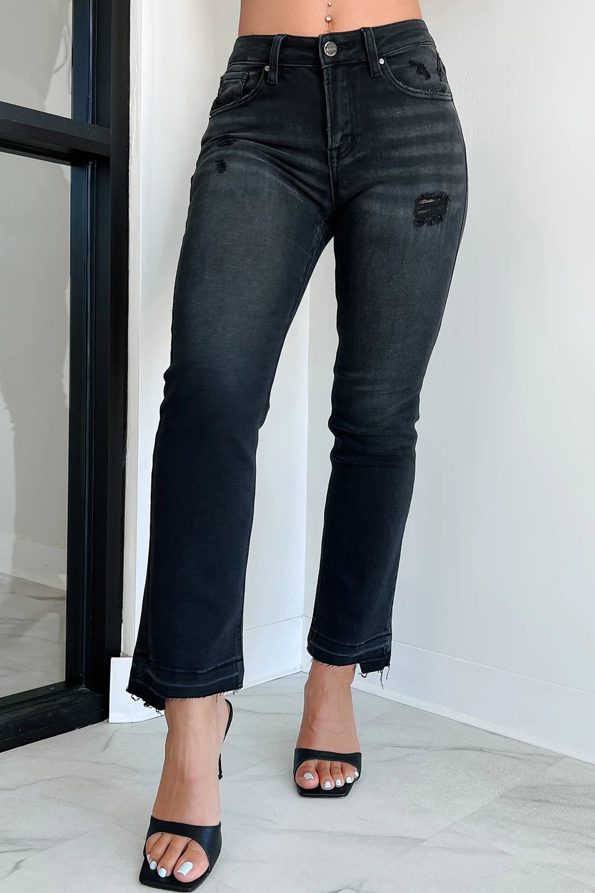 RISEN: MID RISE TAPERED JEANS