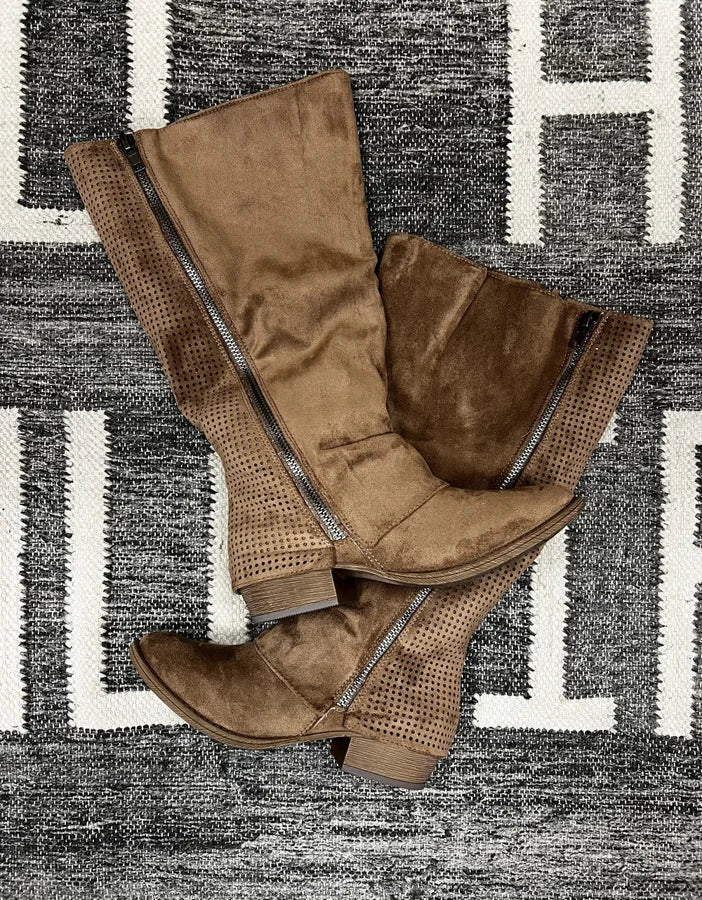 Unstructured Wide Calf Boots: Black